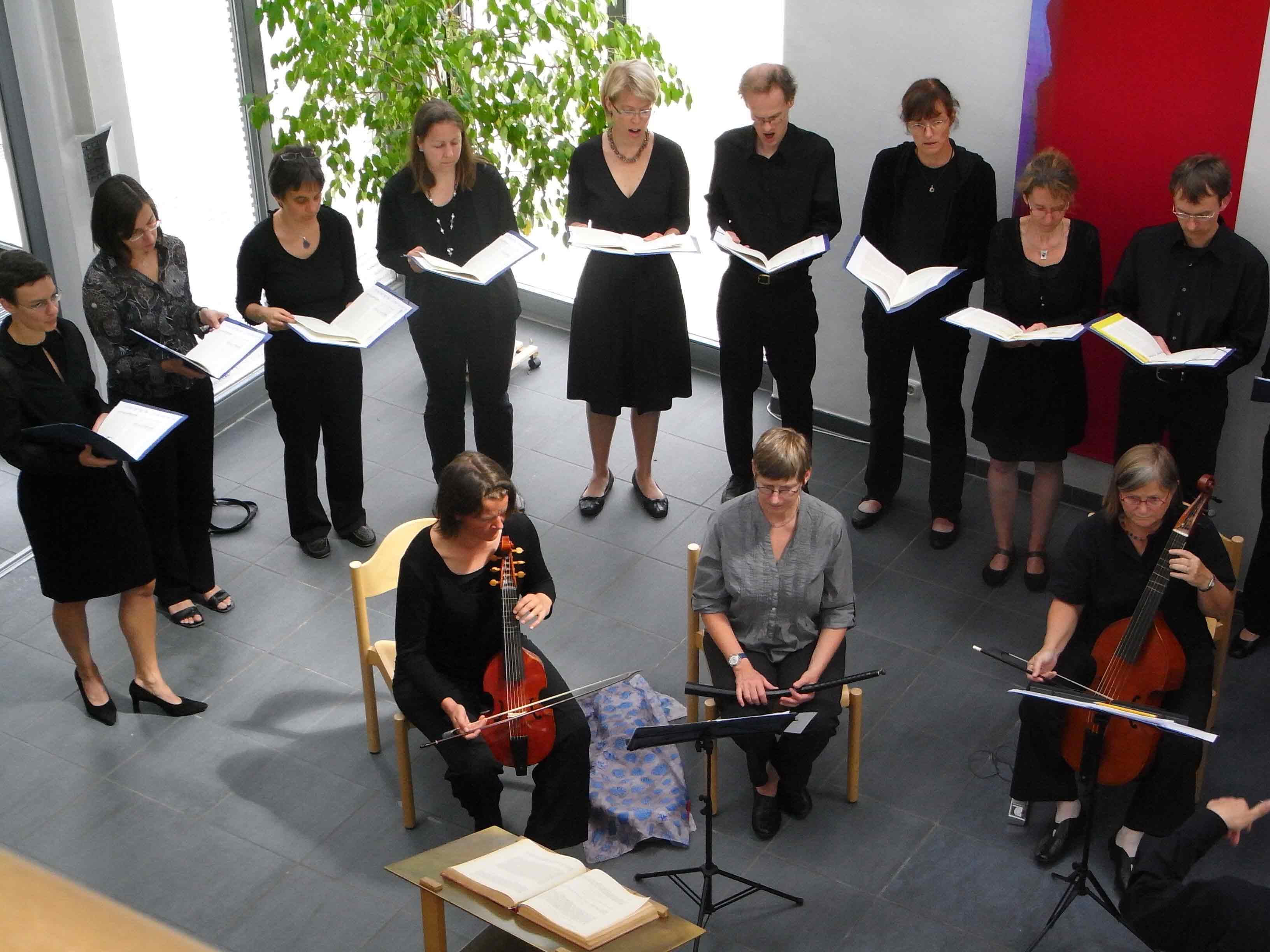 Foto vom Chor Canticolino zusammen mit dem Cordaria-Ensemble in der Dietrich-Bonhoeffer-Kirche am 25. Juli 2010