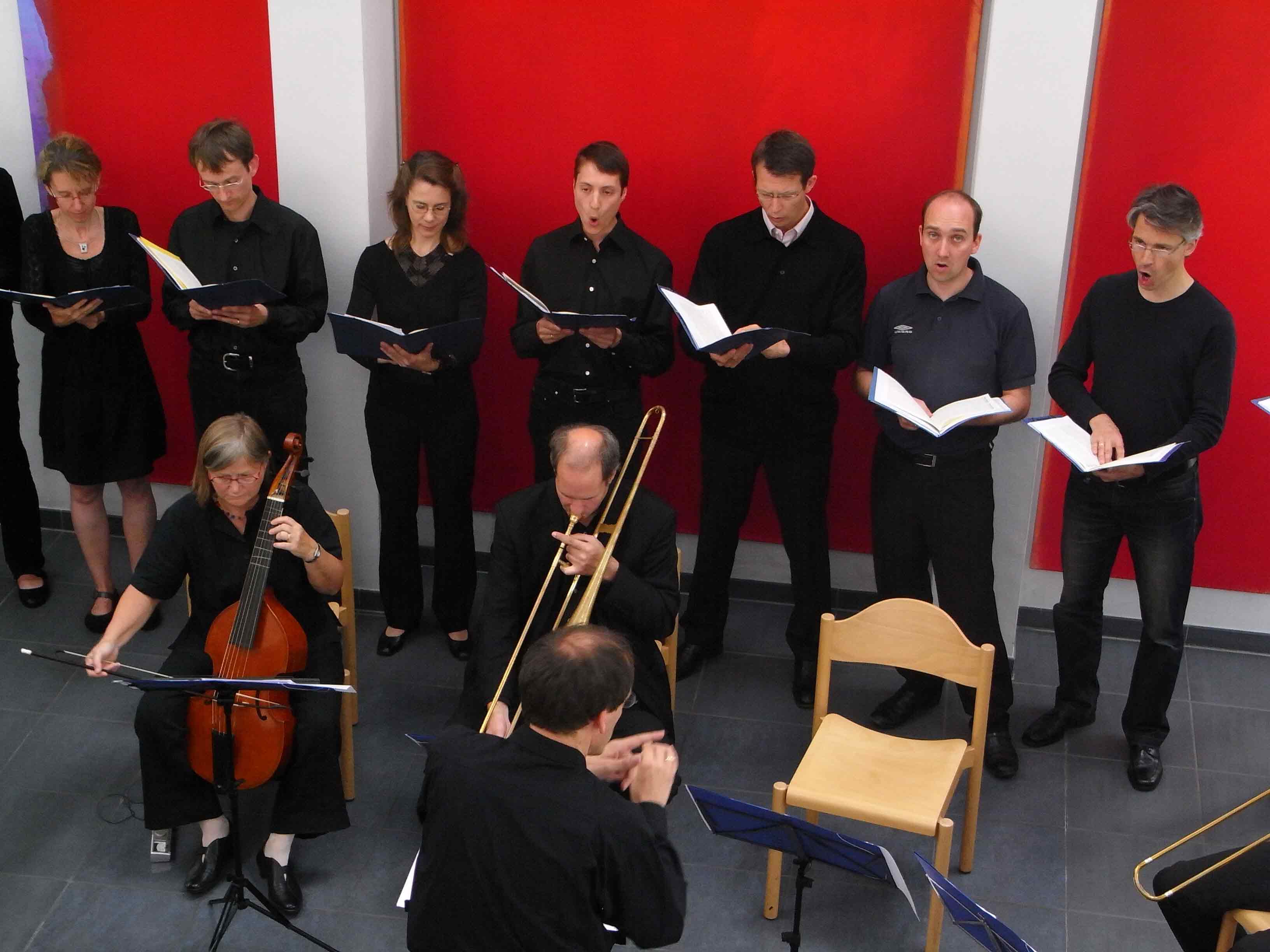Foto vom Chor Canticolino zusammen mit dem Cordaria-Ensemble in der Dietrich-Bonhoeffer-Kirche am 25. Juli 2010