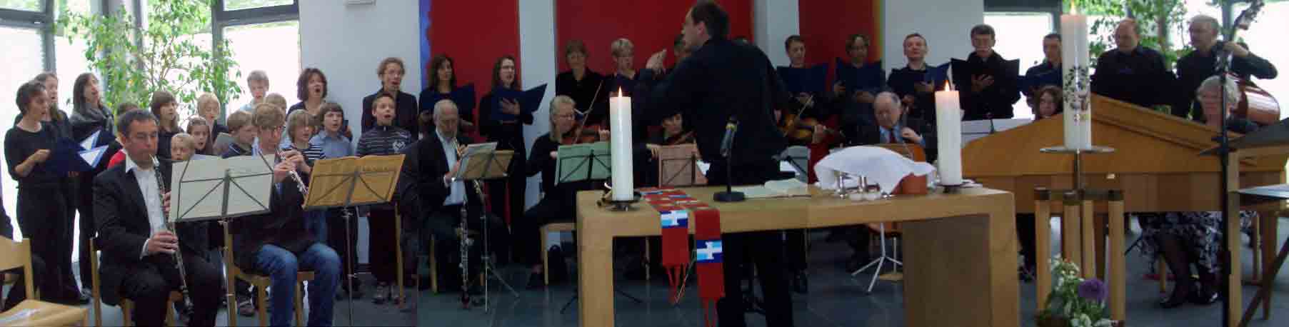Foto vom Kammerchor Canticolino mit Instrumentalisten im Mai 2011