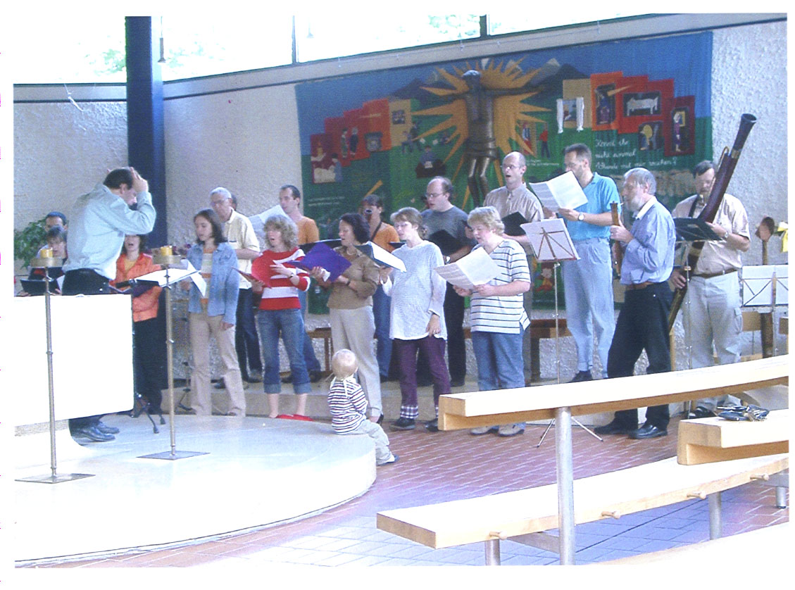 Foto vom Chor Canticolino zusammen mit Mitgliedern der TrueBadours und einer Instrumentalgruppe mit Renaissanceinstrumenten in St. Stephan im Juli 2005