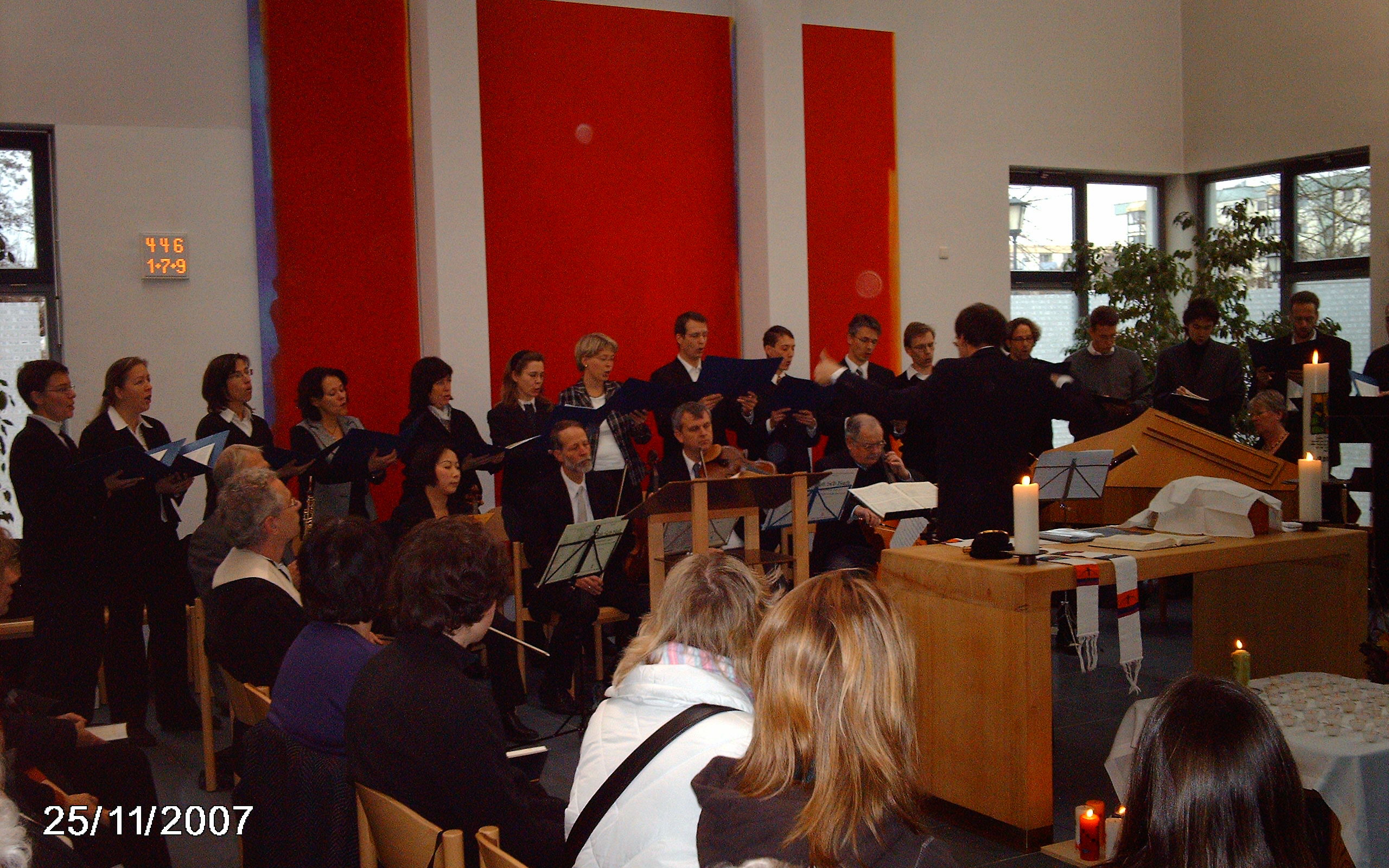 Foto vom Chor Canticolino in der Dietrich-Bonhoeffer-Kirche im November 2007