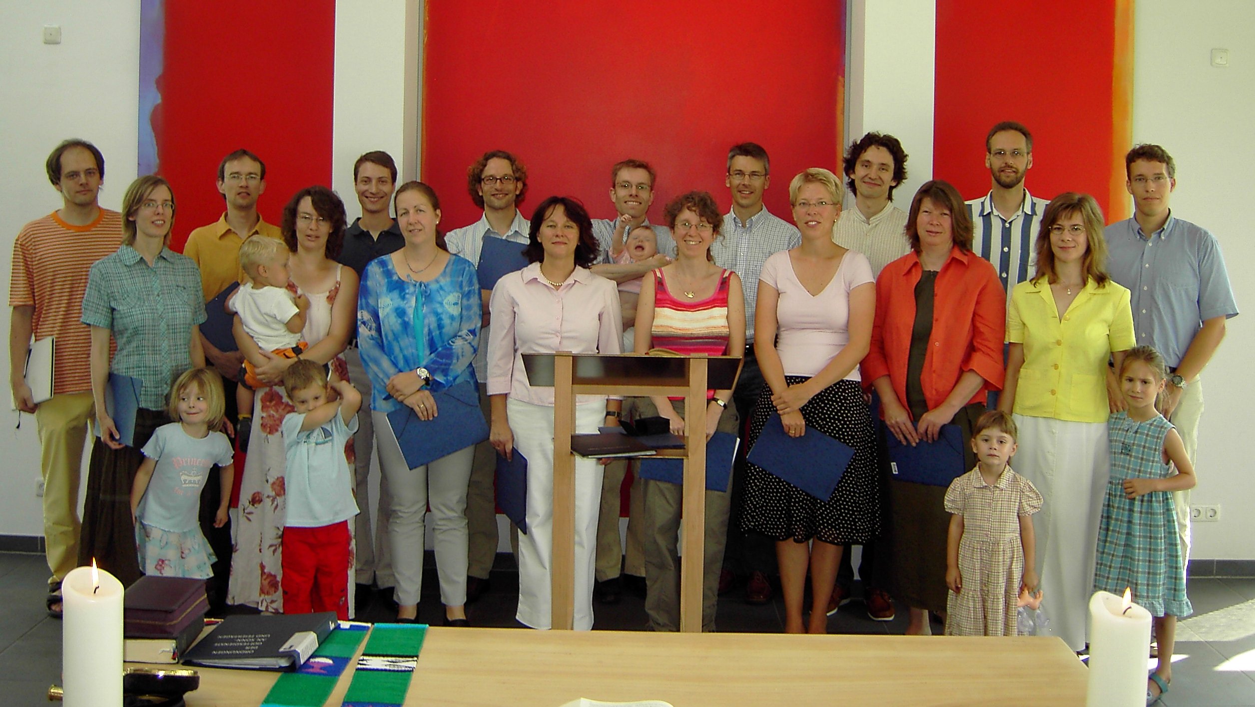 Foto vom Chor Canticolino in der Dietrich-Bonhoeffer-Kirche im Juli 2006