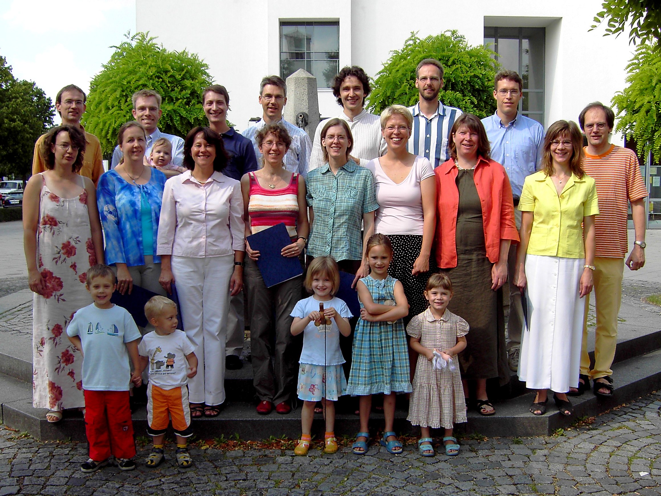 Foto vom Chor Canticolino vor der Dietrich-Bonhoeffer-Kirche im Juli 2006